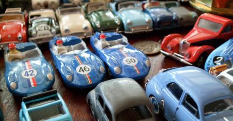 Blauwe en rode speelgoed auto's op een rij